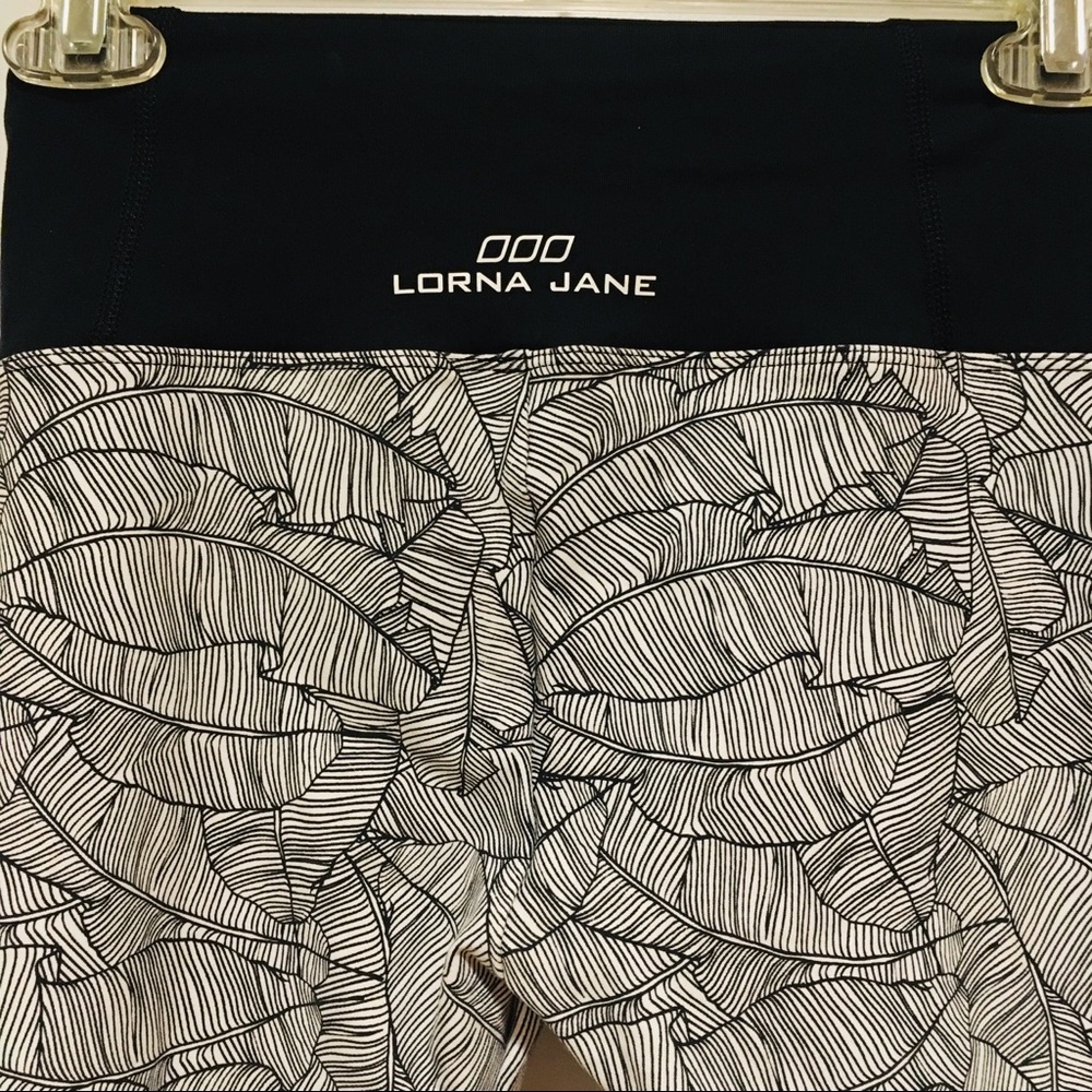 ⭐️ Lorna Jane Black Island Active Core Capri Leggings - Picture 5 of 6